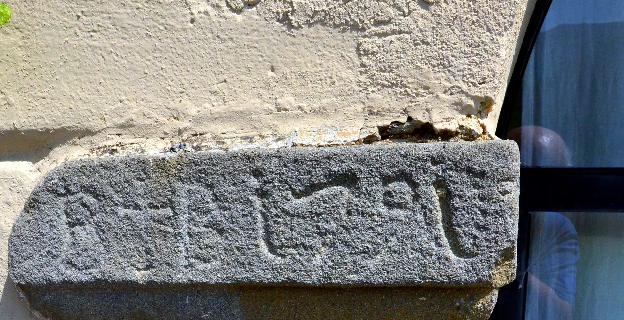 Das steinerne Kapitell mit der eingemeißelten Jahreszahl der Erbauung des Hauses