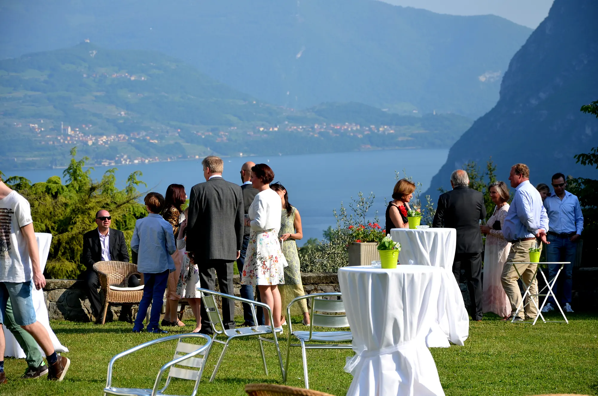 Un apéritif sur la pelouse avec le lac en arrière-plan