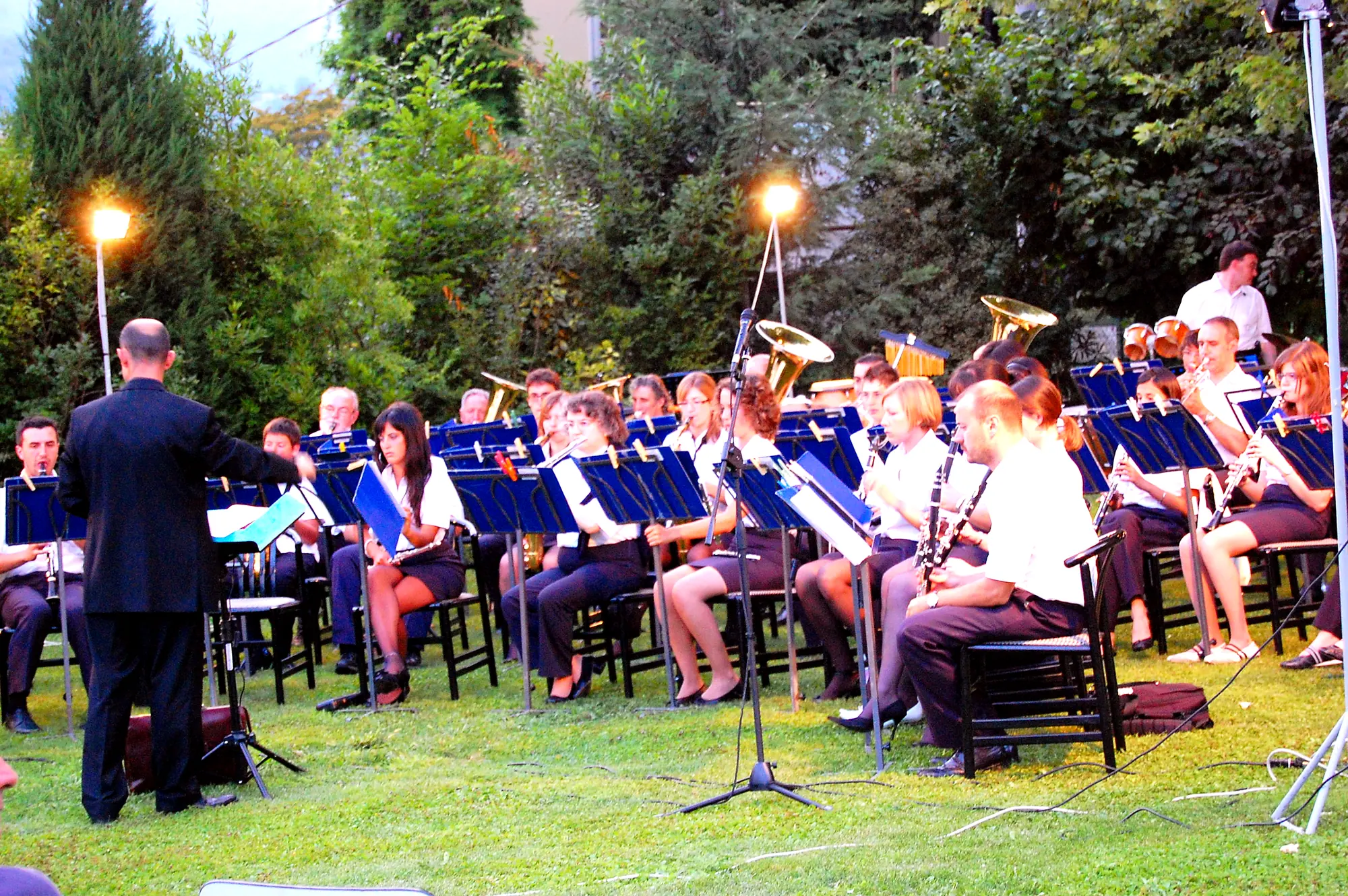 Une fanfare qui joue sur la pelouse