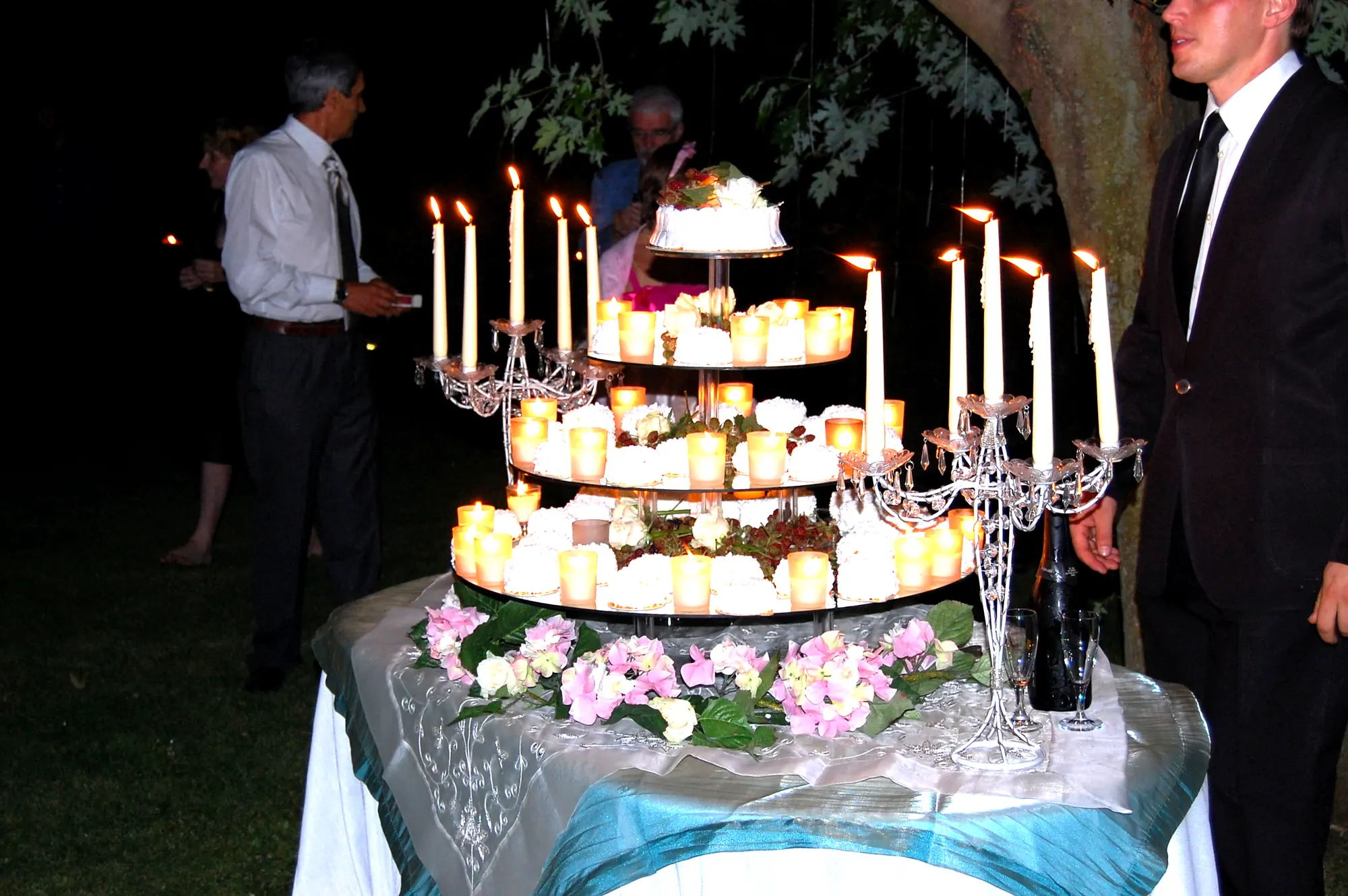 Un gâteau éclairé par les bougies, la nuit