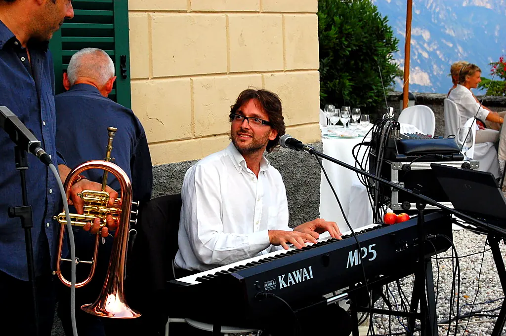 Un musicien au piano pendant une réception