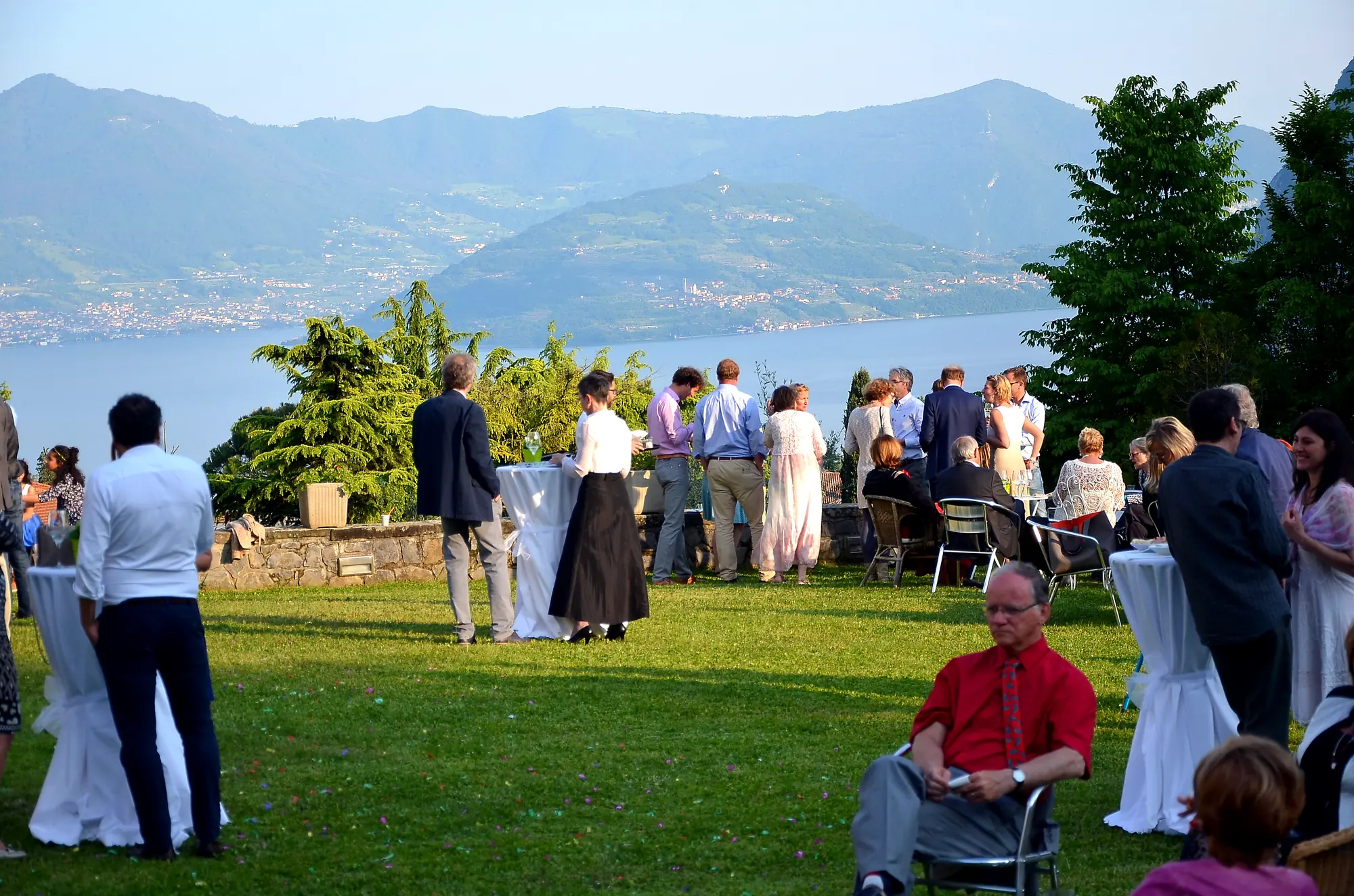 Des invités sur la pelouse face au lac