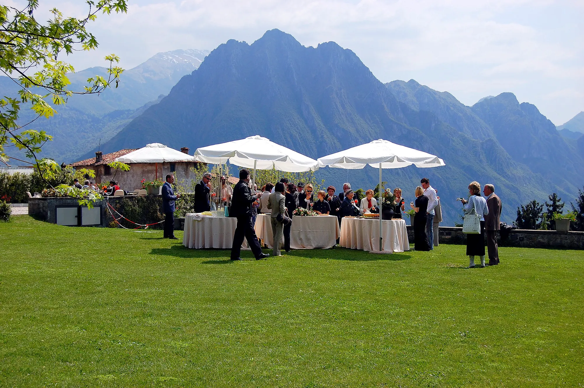 Une réception sur la pelouse avec les parasols et les montagnes