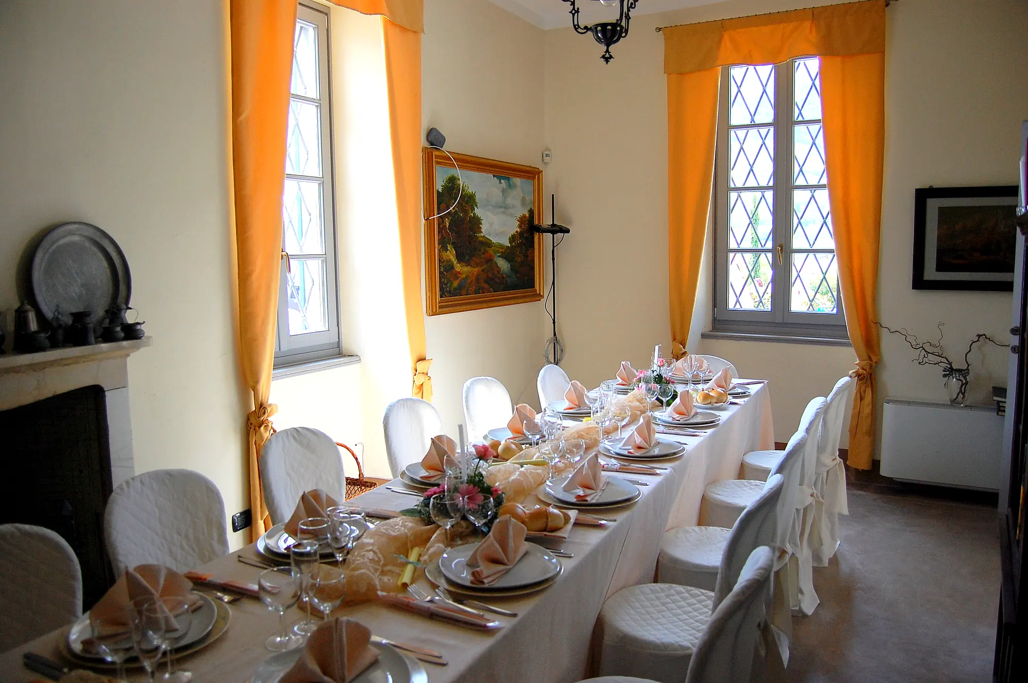 Une table dressée dans une salle avec cheminée
