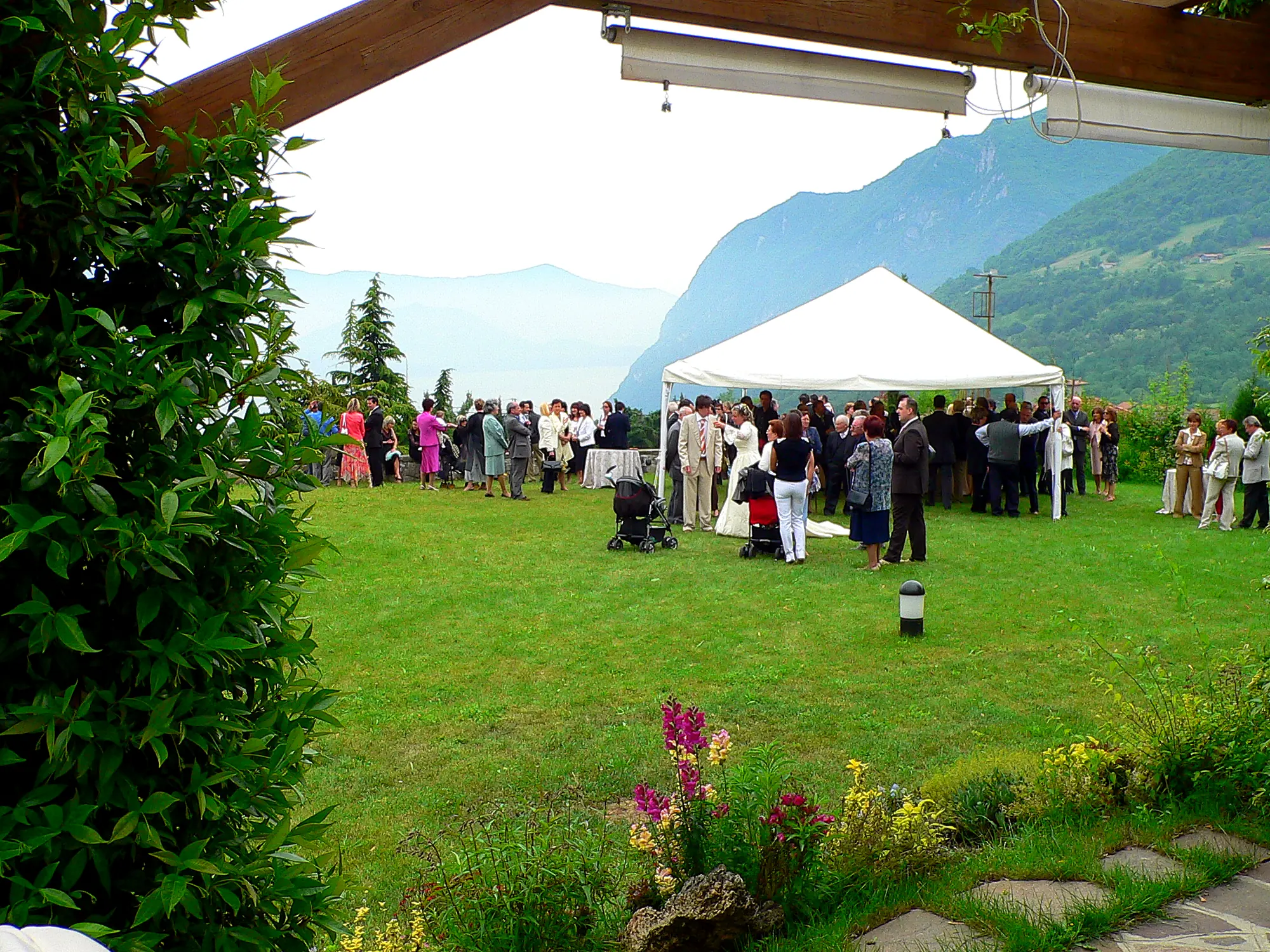 Les invités d'un mariage sur la pelouse, avec le lac en arrière-plan