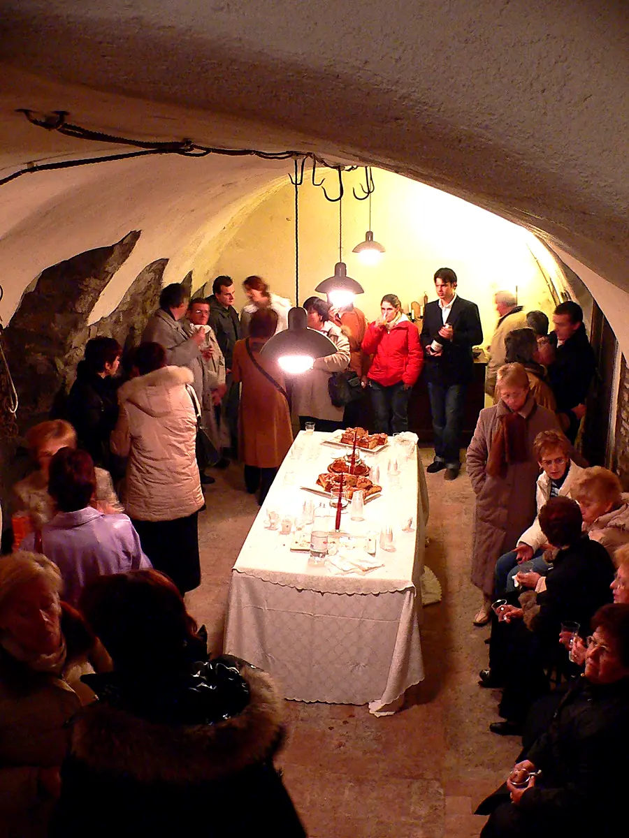 Un buffet dans une salle voûtée