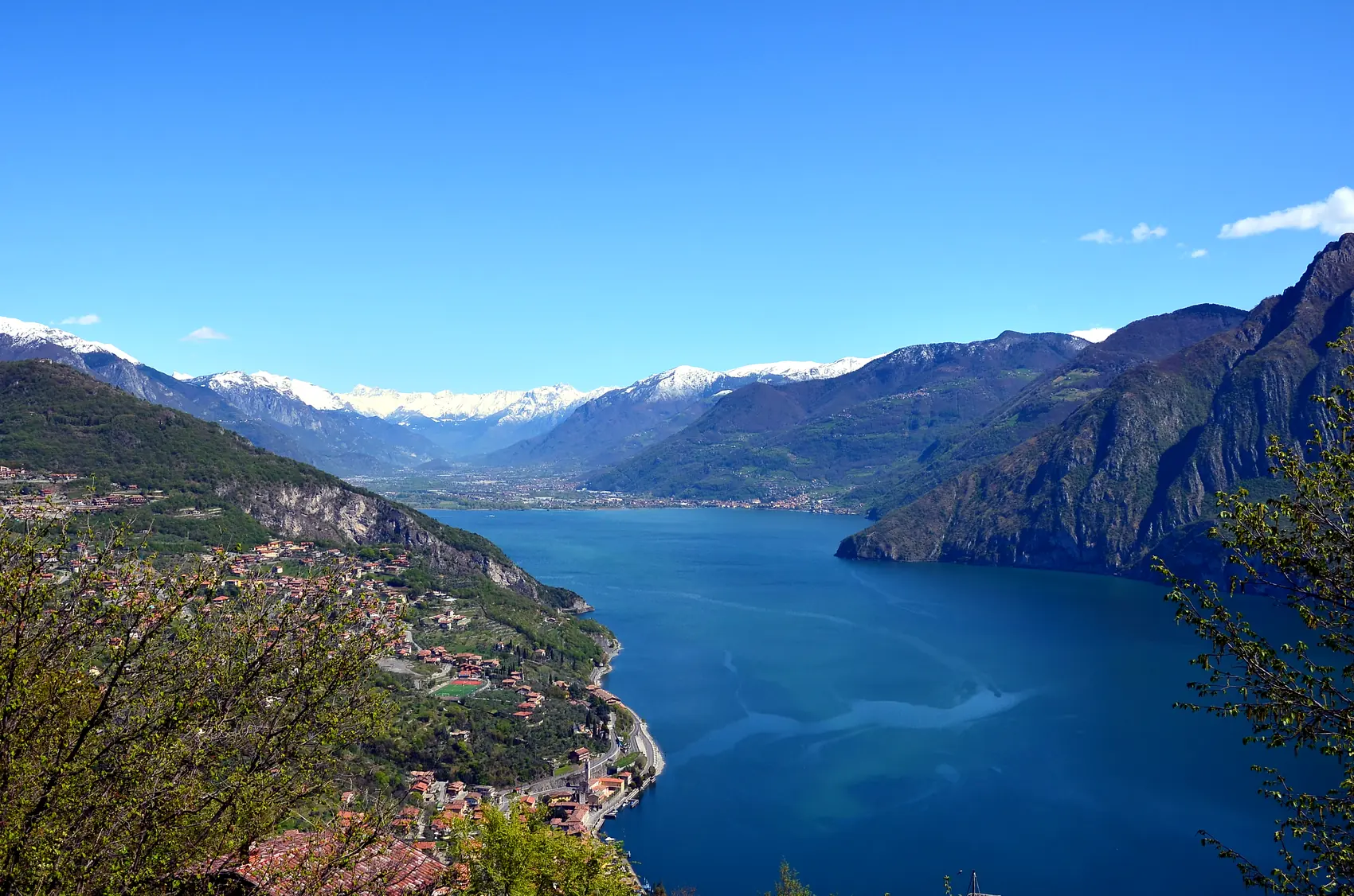 Der Iseosee von oben, mit Monte Isola