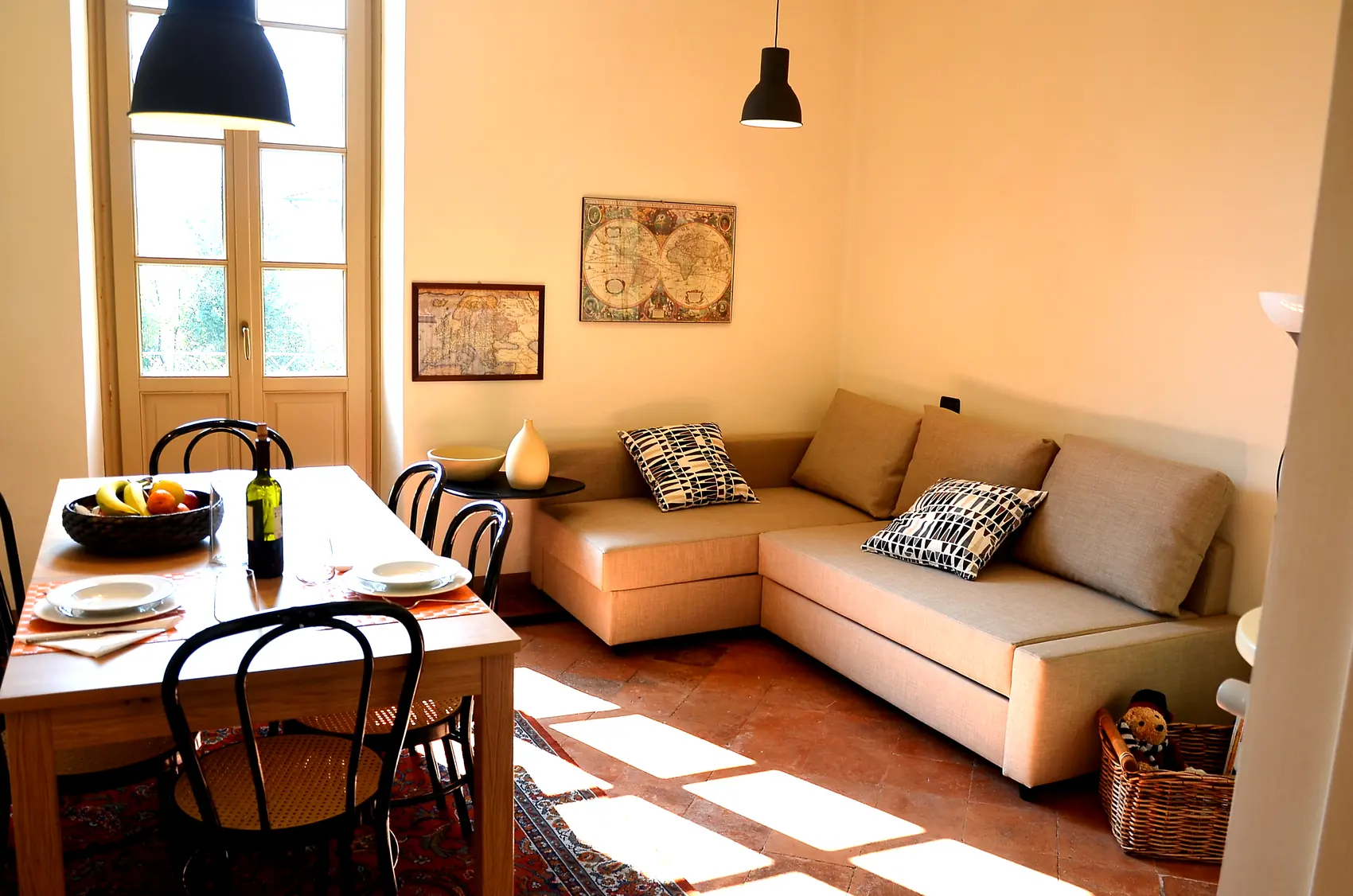 Das Wohnzimmer mit dem Schlafsofa