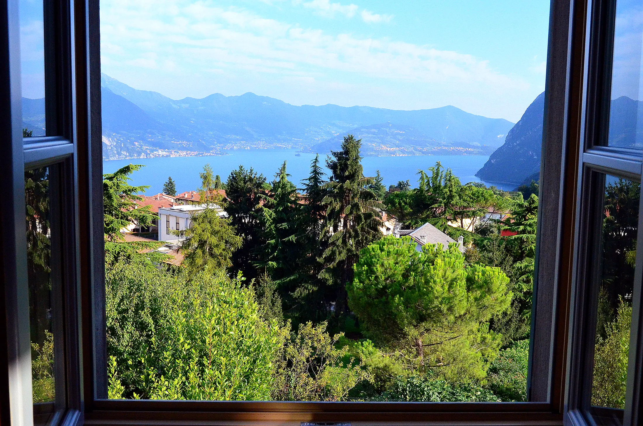 Der Iseosee vom Fenster des Wohnzimmers aus gesehen