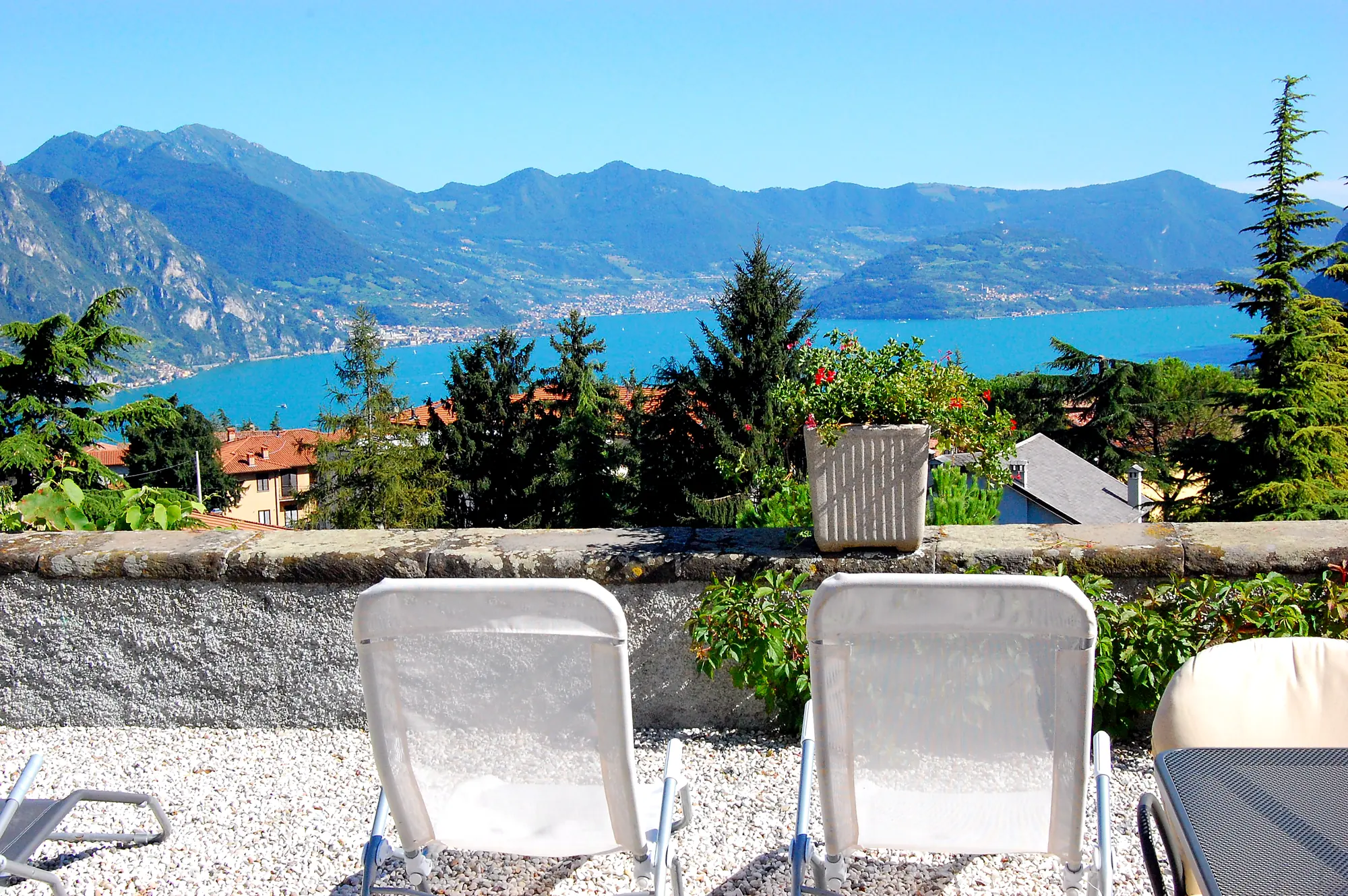 Two sun loungers on the sun terrace, with the lake and the mountains