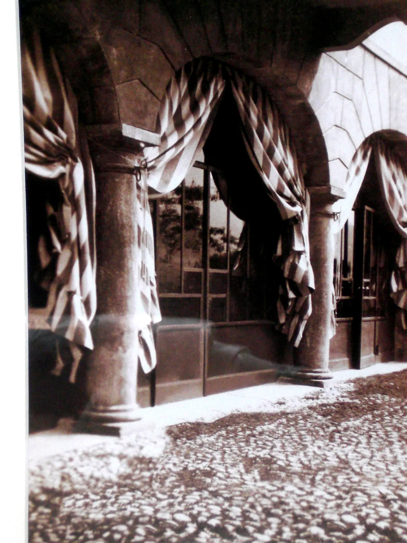 Die Bogenveranda auf einer historischen Fotografie