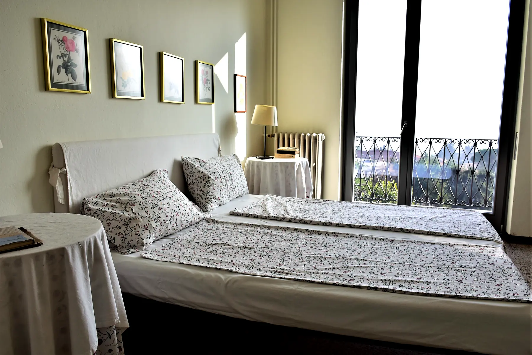 Ein Zimmer mit Doppelbett