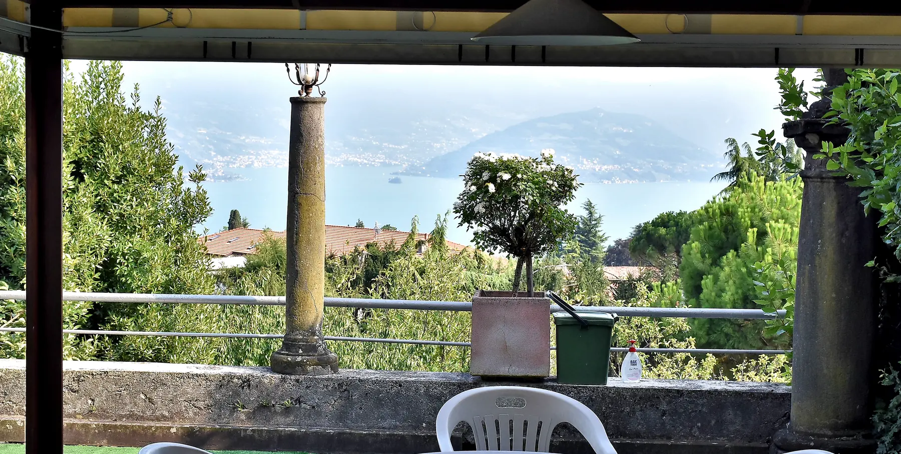 Die Säulen der Terrasse und der See