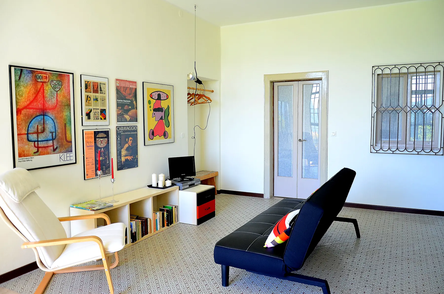 Das Wohnzimmer mit den Sofas