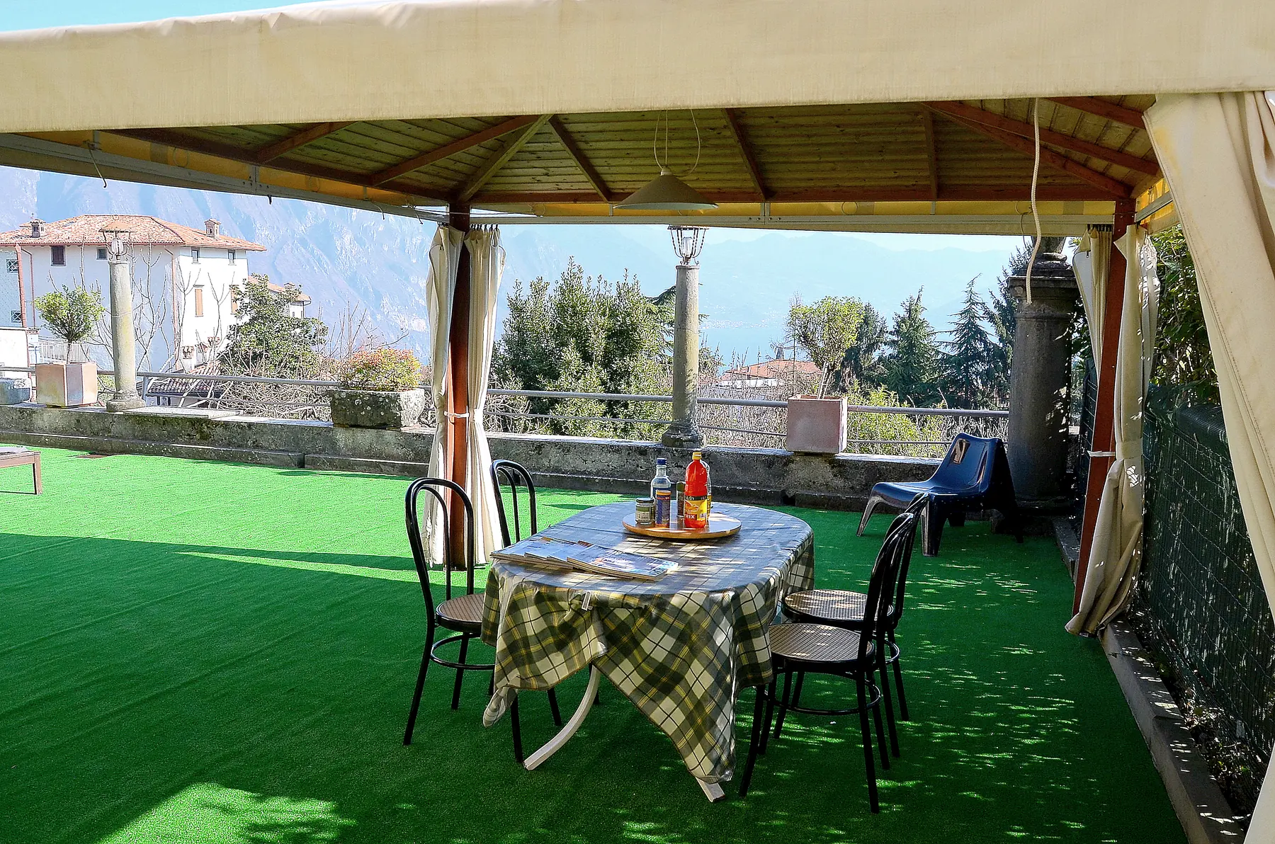 Die Terrasse mit dem Pavillon über dem Iseosee