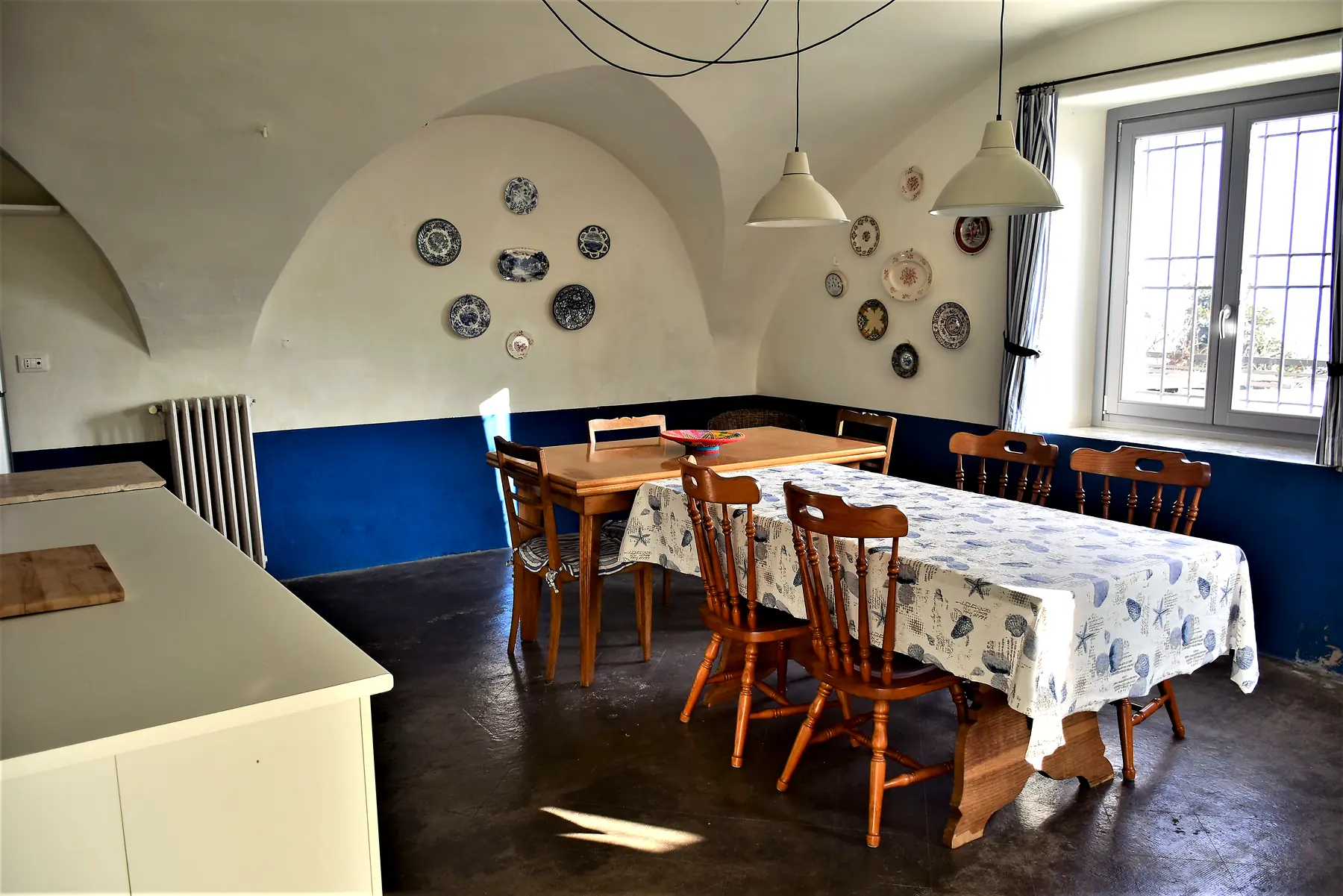 Das Esszimmer unter dem Gewölbe, mit der langen Tafel